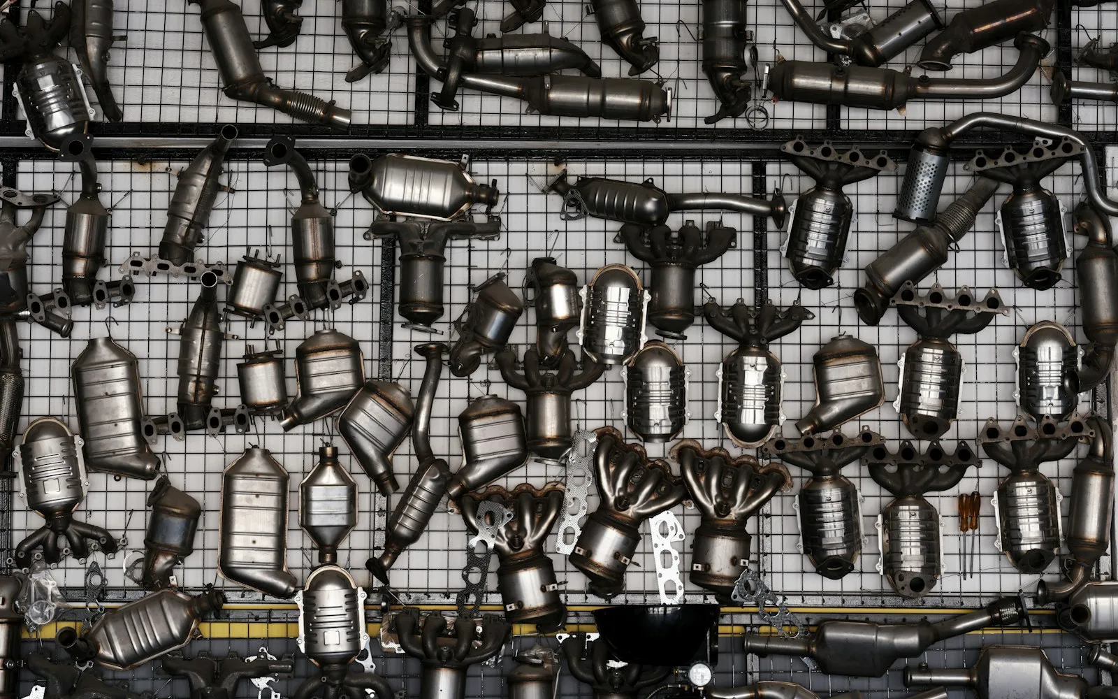 Catalyseur automobile démonté, pièce contenant des métaux précieux