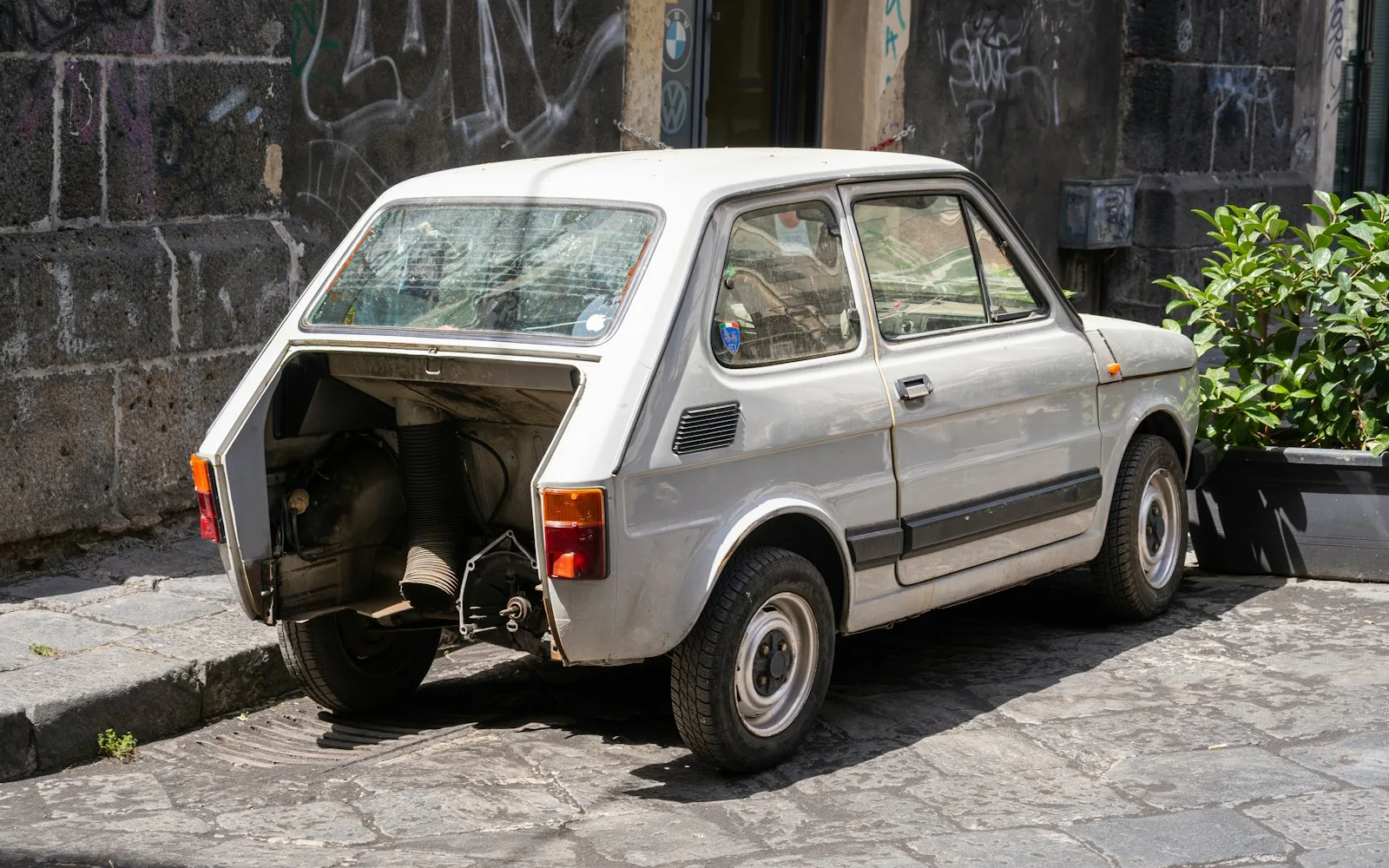 Voiture abandonnée et immobilisée depuis longtemps au bord d’une rue